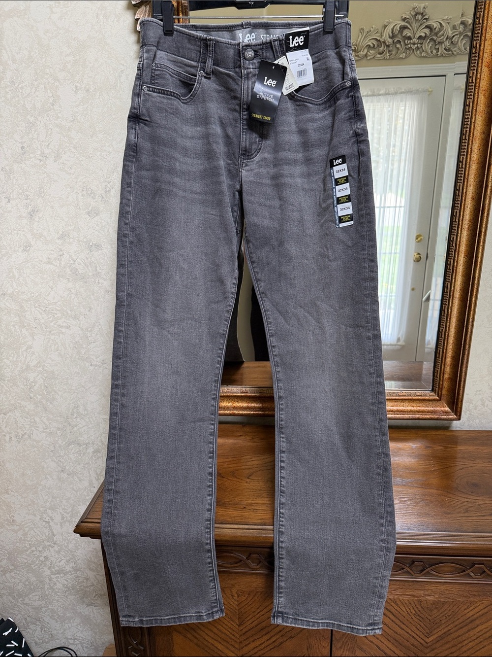 Lee Men’s tapered Terris Gray Straight-Leg Jeans w/motion flex waistband. 32/34.
